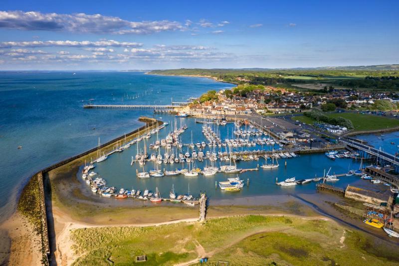 Beau - Brambles Chine, Colwell Bay - 5 Star Wifi - Short Walk To The Hut And Beach - 1 Night Stays Available - Ferry Offers Freshwater Exteriör bild